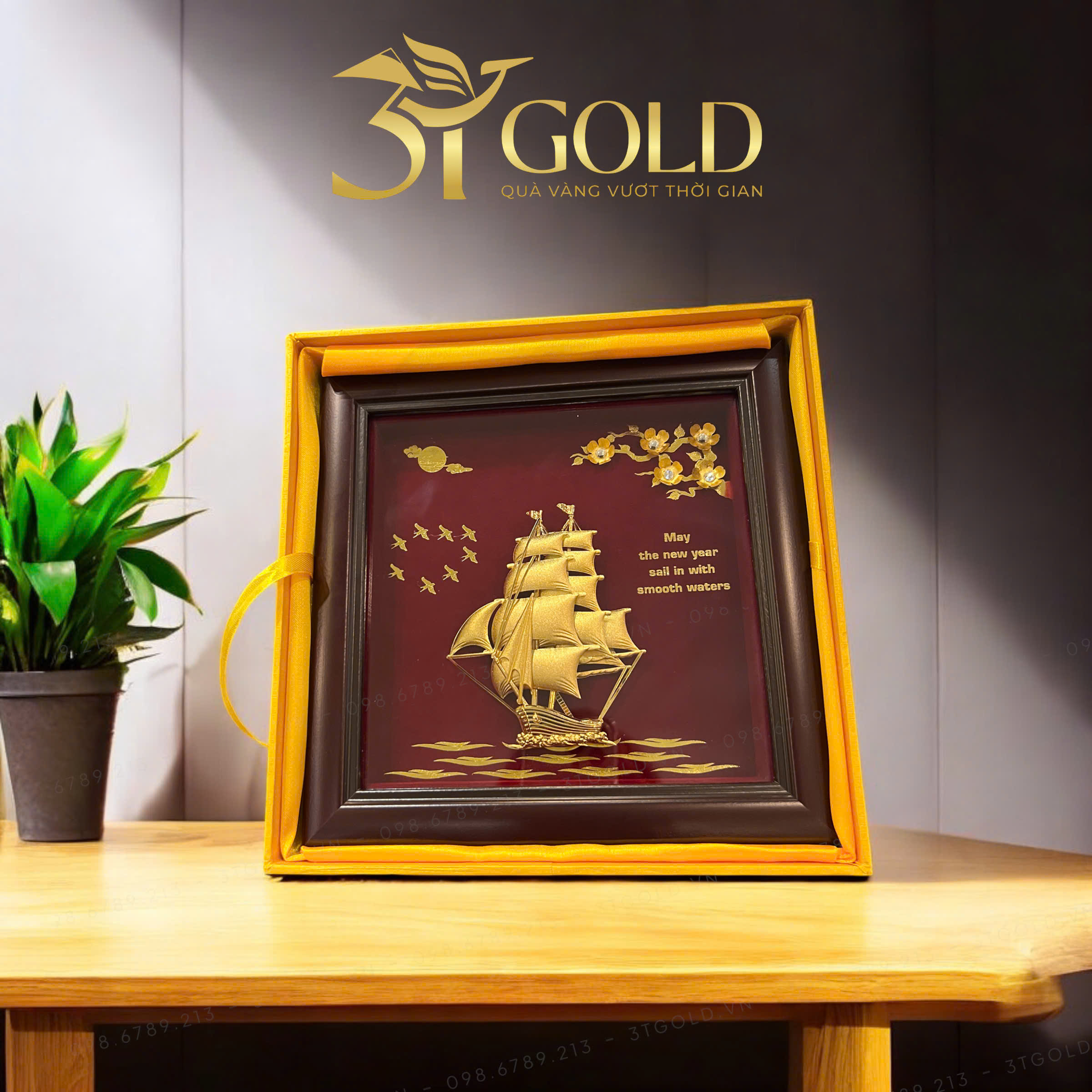 Tranh thuyền buồm hoa mai nền đỏ dát vàng 24k (20x20cm) - Ảnh 3